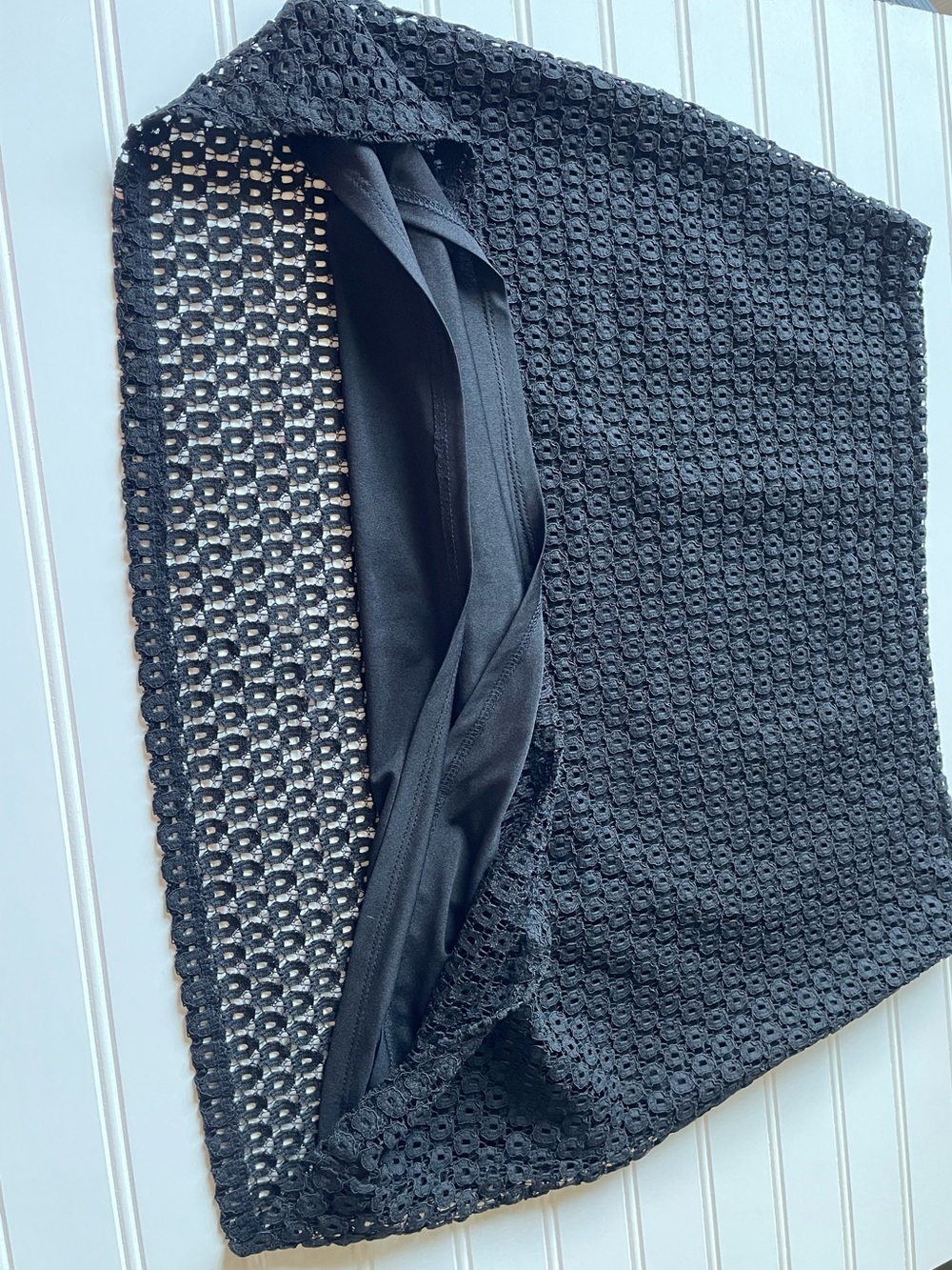 Express Black Crochet Overlay Eyelet Lace Textured Mini Skirt Side Zip Sz 14 GUC - Picture 2 of 12